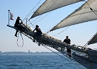 Sail 2003, Segel bergen am Bugspriet : Segelschiffe